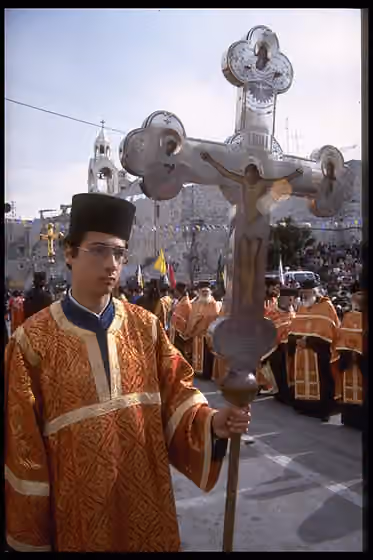 Kristen Palestina — The annual greek orthodox Christmas procession in Bethlehem (06/01/1984) חגיגות חג המולד של הקהילה היוונית אורתודוכסית בבית לחם Photo: HARNIK NATI.