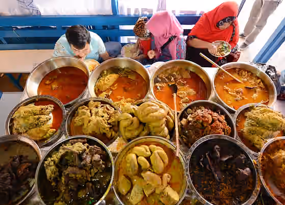 Nasi Kapau — Nasi kapau adalah nasi ramas khas nagari Kapau, Tilatang Kamang, Kabupaten Agam, Sumatera Barat, terdiri dari nasi, sambal, dan lauk pauk khas Kapau, gulai sayur nangka, gulai tunjang, gulai cangcang, gulai babek atau paruik kabau.