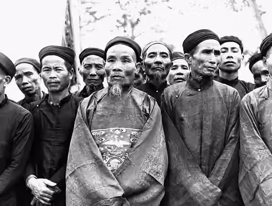 orang Vietnam — A Hoa Binh, les notables Muong accueillent Bao Dai le 21 décembre 1951 au Vietnam.