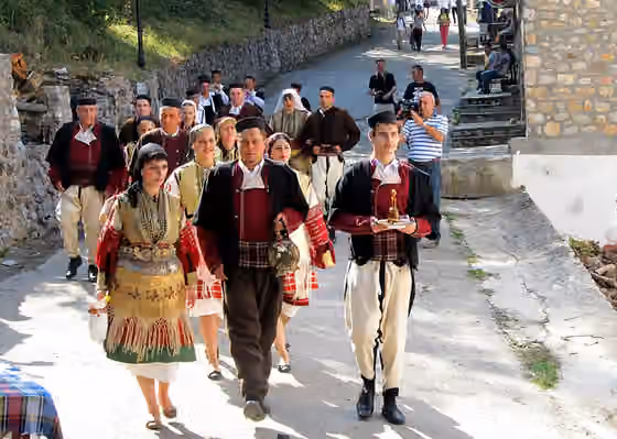 Macedonians (ethnic group) — Сликата покажува одење на гробишта за да се поканат мртвите роднини на свадба