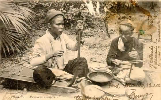 Xẩm — Blind artist performing xẩm in Vietnam during the French domination.