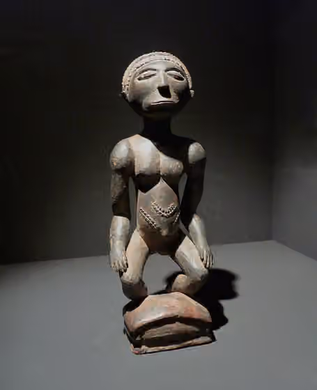 Holoholo people — Statuette féminine.