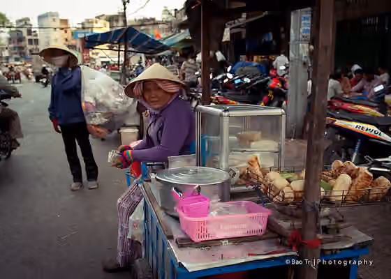 Chuối nếp nướng — A food stand sells chuối nướng bọc nếp (grilled banana wrapped in sticky rice) in southern Vietnam
