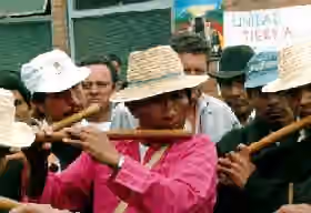 Paez people — Músico nasa interpreta la flauta kuv' .