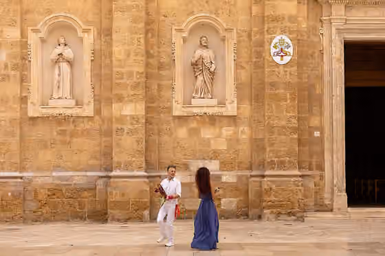 Pizzica — Due ballerini di pizzica di fronte alla Cattedrale di Brindisi