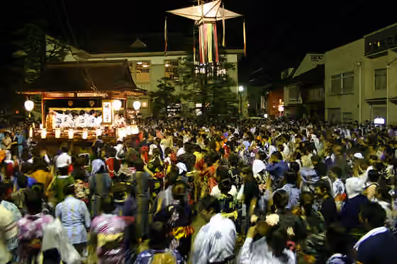 Gujō Odori — 切り子灯籠の下で踊る郡上踊り.