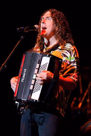 Komedi musik — "Weird Al" Yankovic performing live in concert during his 2010 Tour.