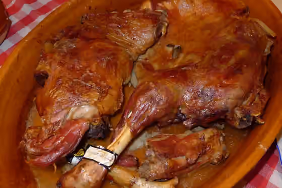 Cuisine of Valladolid — Plato de lechazo , alimento con «Indicación Geográfica Protegida», en Valladolid, España.