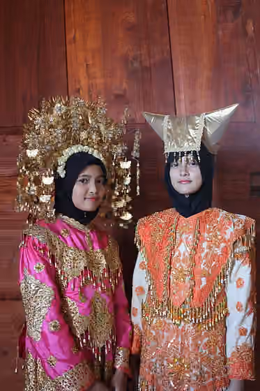 Minangkabau diaspora — Around Bukittinggi, Istano Silinduang Bulan, Malaysian girls posing in Minangkabau costumes