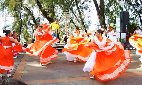 Dance in Venezuela — Girls dancing Joropo at the Warairarepano National Park, Caracas