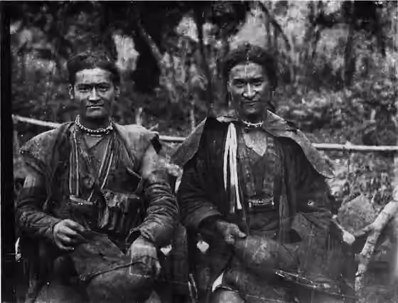 Kanakanavu people — ​カナカナブ族の男 同じツォウ族でも、南部のサアロア族やカナカナブ族になると顔つきもどことなく柔和になる。1900年（明治33年）2月末撮影。