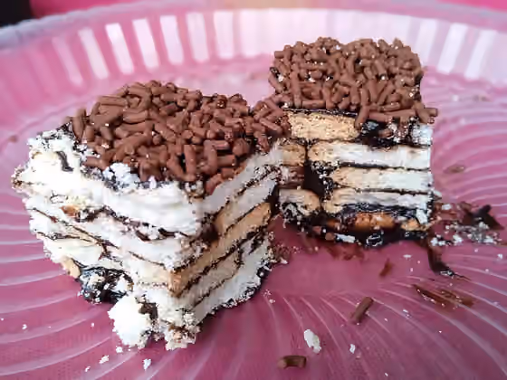 kue batik — Kek batik, sejenis kuih yang terbuat daripada coklat yang telah dicairkan dengan biskut Marie yang kemudiannya disejukbekukan di dalam peti sejuk.