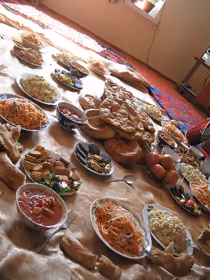 Hidangan Asia Tengah — A dastorqon while being set up for Nooruz