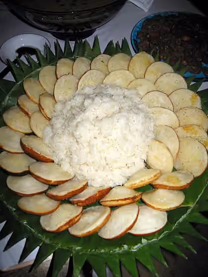 Serabi — Satu tampah serabi dan kelapanya.