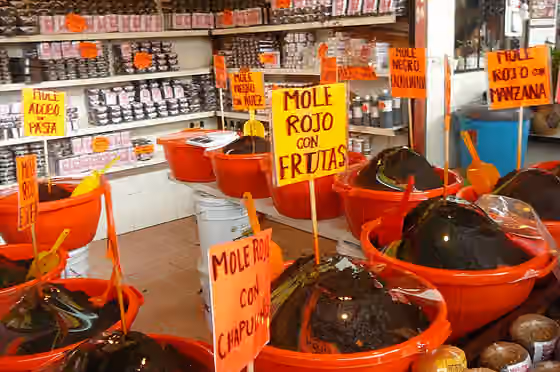 Oaxacan cuisine — Au marché de Oaxaca, un commerçant propose de nombreux moles.