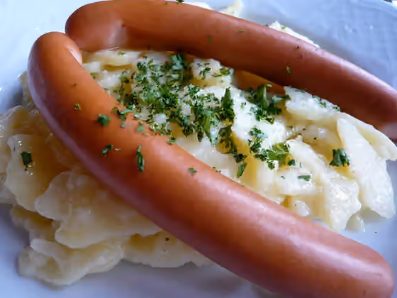 Frankfurter Würstchen — Ein Paar Frankfurter auf Kartoffelsalat.