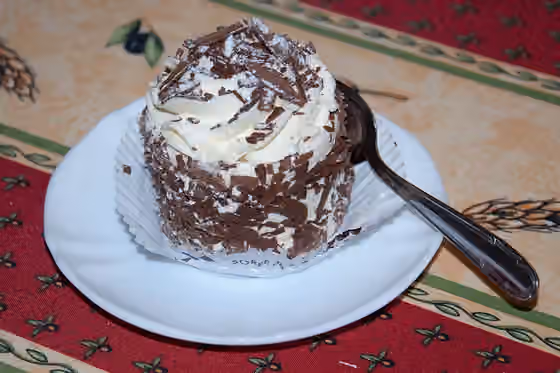 Merveilleux (dessert) — Gâteau originaire de Belgique, composé de meringue, chantilly et copeaux de chocolat.
