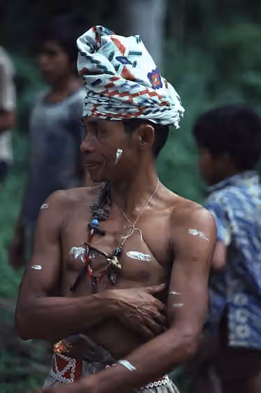 Suku Dayak Tunjung — Shaman.