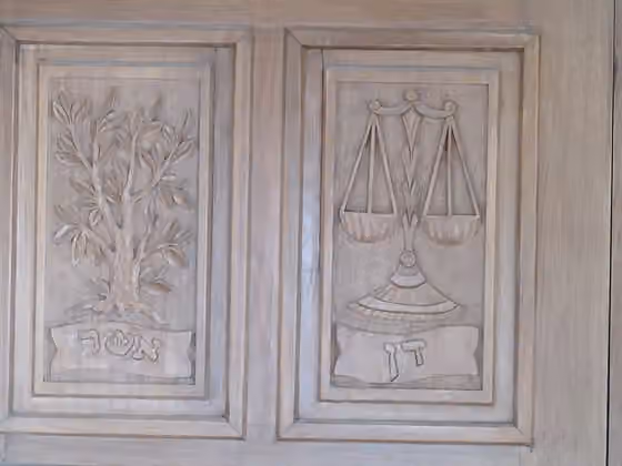 Suku Dan — Shoney Halachot Synagogue, Netanya: Tribal symbols of Asher and Dan