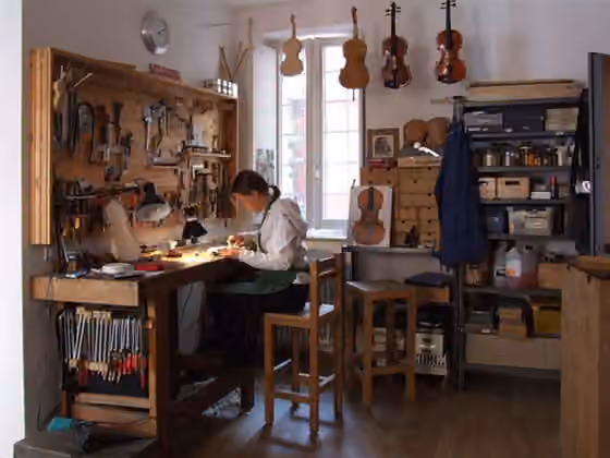 Traditional violin craftsmanship in Cremona — Workshop of Hildegard Dodel, luthier in Cremona (Italy)