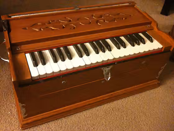 Rasiya — This is a typical Qawwali style harmonium made in Lahore Pakistan.