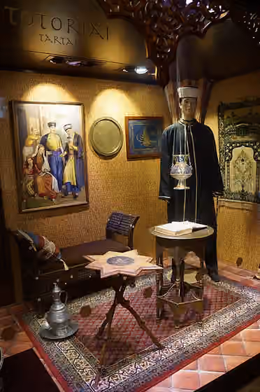 Tatars in Lithuania — Salle des Tartares lituaniens du Château de Trakai , Lituanie .