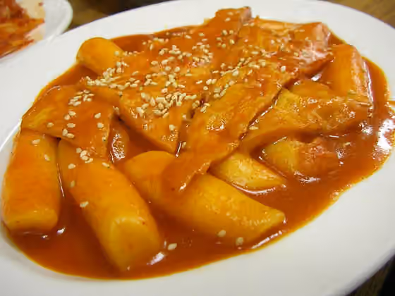 tteokbokki — Tteokbokki (떡볶이), Korean dish made by pan-fried ttoeok or rice cake with fish cakes in goguchang sauce.