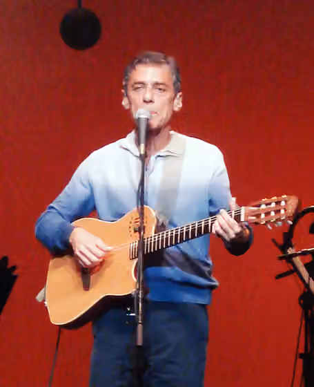 Música Popular Brasileira — O cantor e compositor brasileiro Chico Buarque .