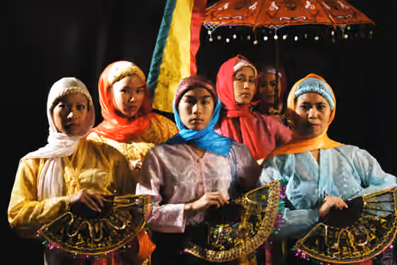 suku Suluk — Tausug women in a traditional Tausug fan dance.