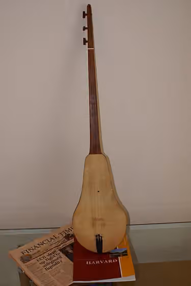 Komuz — Kopuz (Komuz) instrument.