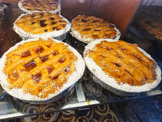 Pastafrola — Pastafrolas artesanales exhibidas en una panadería de Argentina.