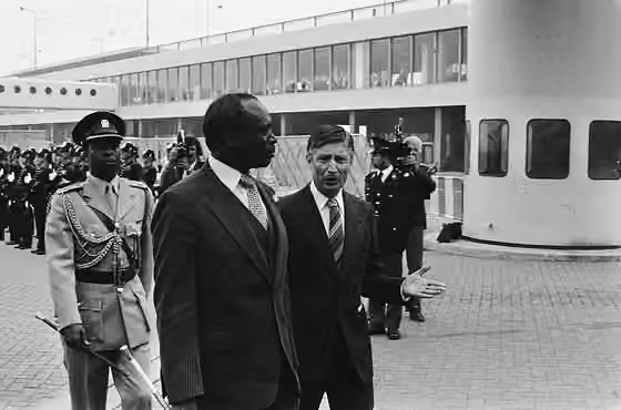 Tugen people — Collectie / Archief : Fotocollectie Anefo Reportage / Serie : Staatsbezoek van de Keniaanse president Daniel Arap Moi aan Nederland Beschrijving : Arap Moi met premier van Agt op Schiphol Datum : 19 juni 1979 Locatie : Noord-Holland,…