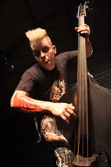 Psychobilly — Demented are go bei einem Konzert in der Reiterhalle Dresden.