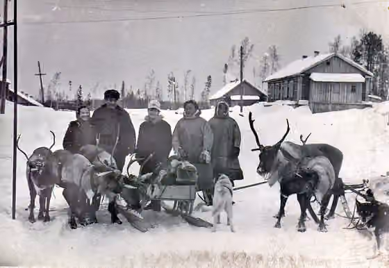 suku Mansi — Three Russians (left) and two Mansi in the north of the Sverdlovsk Oblast