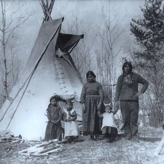 First Nations — Photograph, Aboriginal family near Prince Albert, SK, 1919, Walter Cross, Silver salts, watercolour on paper - Gelatin silver process - 13 x 14 cm