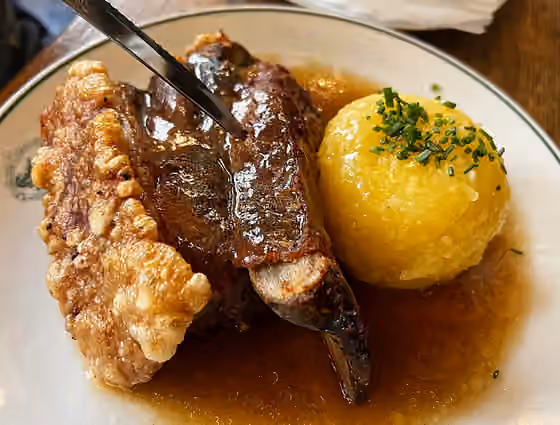 Schäufele — Wirt, Bedienung und Essensgerichte am Münchner Wikipedia-Sonntagsstammtisch