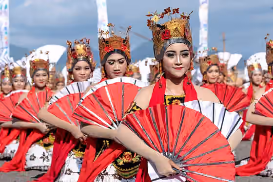 Gandrung Banyuwangi — tarian gandrung sewu yang digelar di Banyuwangi