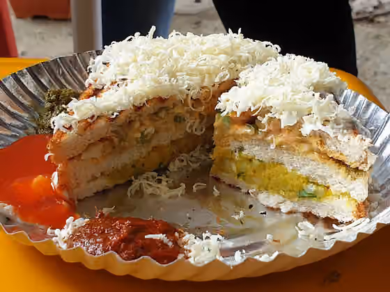 Bombay sandwich — شطيرة بومباي على طبق ورقي