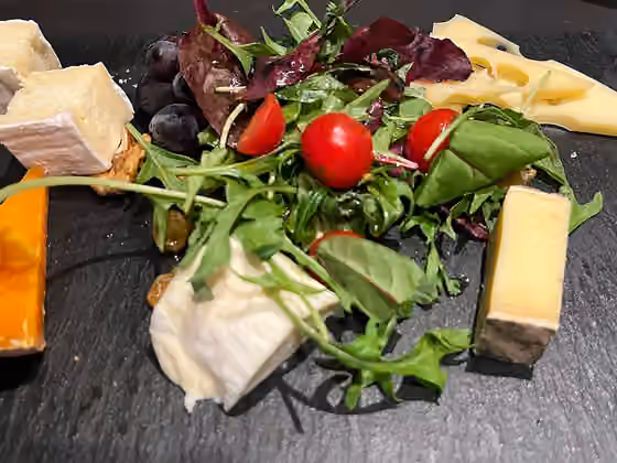 Monégasque cuisine — Un plateau de fromages en room service à Monaco (novembre 2021).
