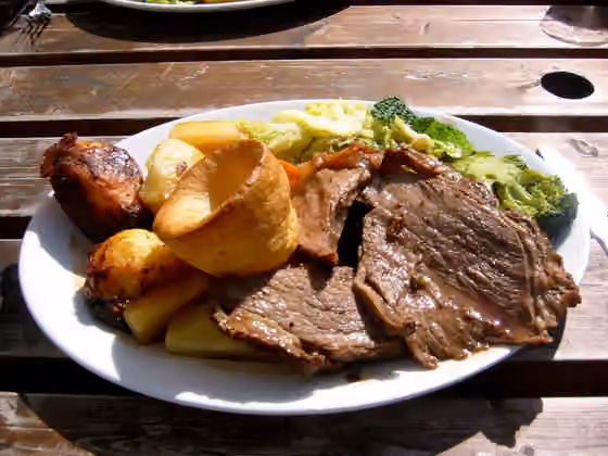 Masakan Britania — Original caption: The quintessential English Sunday lunch .