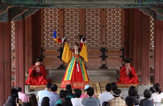 Chunaengjeon — Morning of Changgyeonggung The annual early-morning gugak concert initiated by the National Gugak Center 2013.08.17.