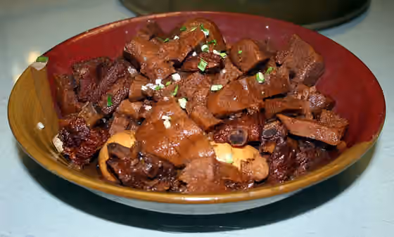 Shandong cuisine — Photograph of the mianjin hongshao paigu (面筋红烧排骨) dish served in Jinan, Shandong Province, China.