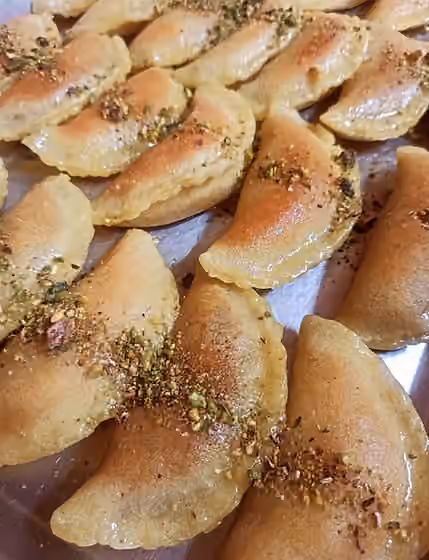qatayef — قطايف محشو بالجبن، والجوز مُزين بالفستق الحلبي