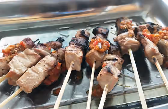 Sate Tuna — Sate tuna Gorontalo bentuknya mirip sate ayam biasa, hanya saja yang ditusuk bukan daging ayam melainkan irisan daging ikan tuna segar.