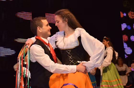 White Argentines — El Ballet Il "Giardino d'Italia" en el escenario mayor durante la XXXV Fiesta Nacional del Inmigrante en Oberá, Misiones, Argentina.