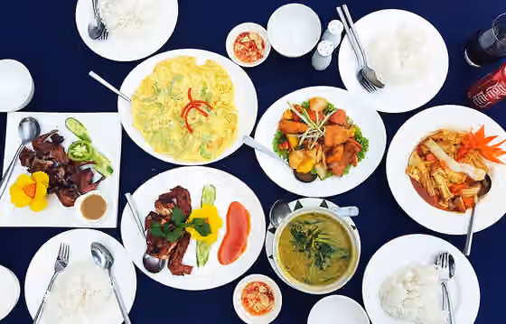 Masakan Kamboja — * Neary Khmer ( Khmer : នារីខ្មែរ; Thai : นารีเขมร Nari Khamen ; "Khmer Lady") is a restaurant in Siem Reap Province , Cambodia .