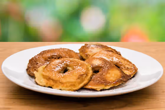 Apfelküchle — Fresh Apfelküchle with sugar on a plate.