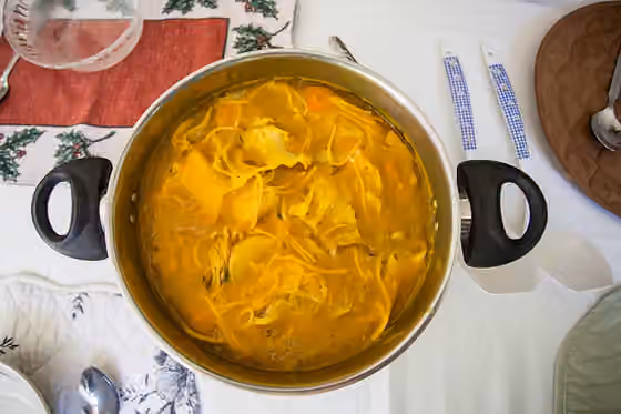 Soup joumou — Chaudron de soupe de giraumon, un plat traditionnel haïtien.