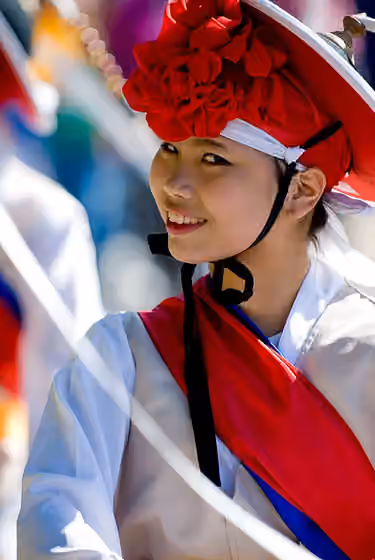 orang Asia — A Korean traditional female dancer smiles during the 2008 Yongsan Fall Festival Parade Oct.