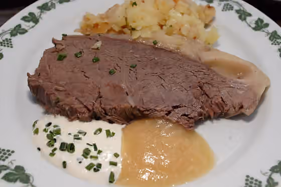 Masakan Austria — Tafelspitz mit Schnittlauchsauce, Apfelkren und Rösterdäpfel